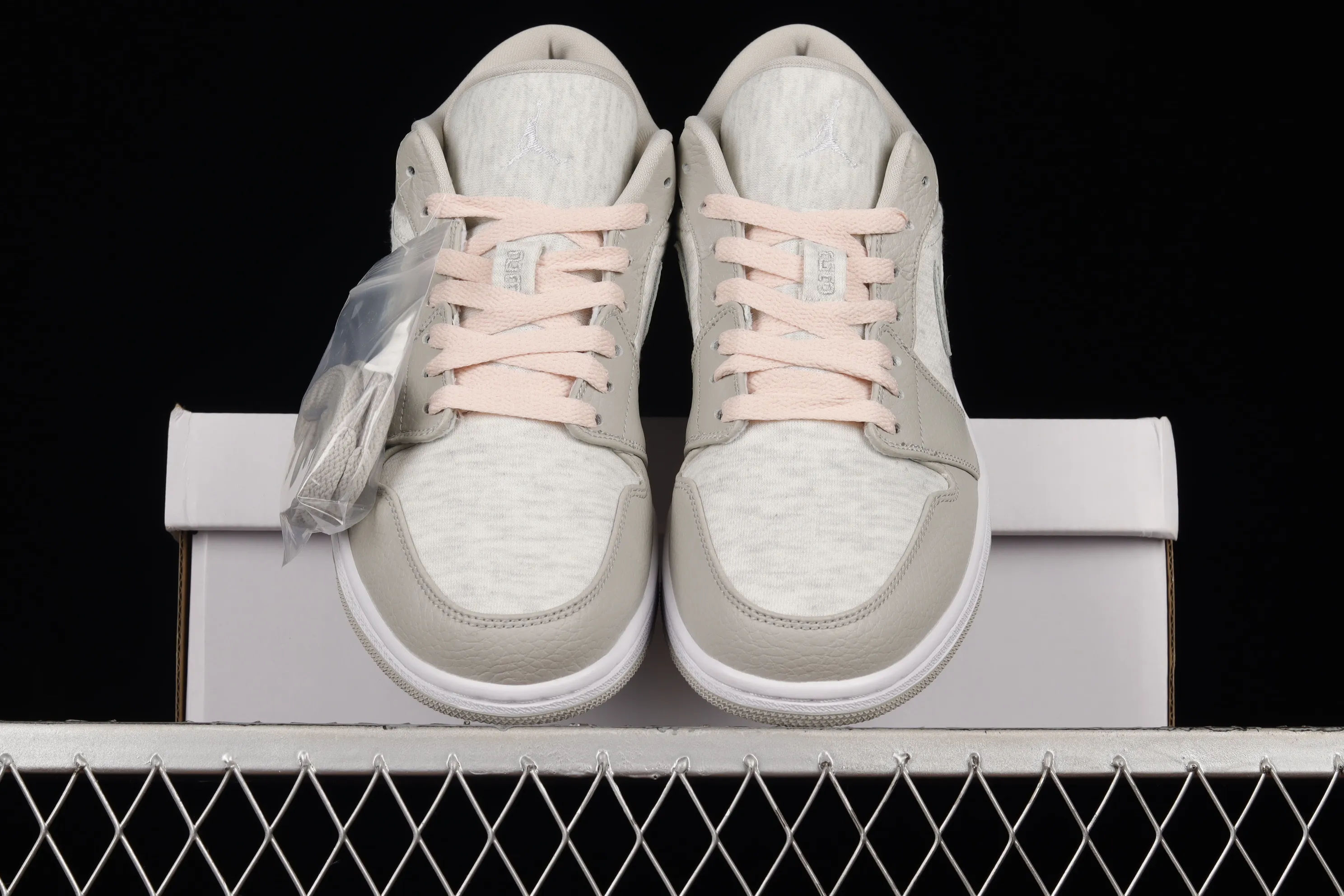 All categories Air Jordan Jordan series basketball shoes Air Jordan 1 Low Air Jordan 1 Low "Light Iron Ore" AJ1 Joe 1 gray and white powder low-top basketball shoes DQ6076-001